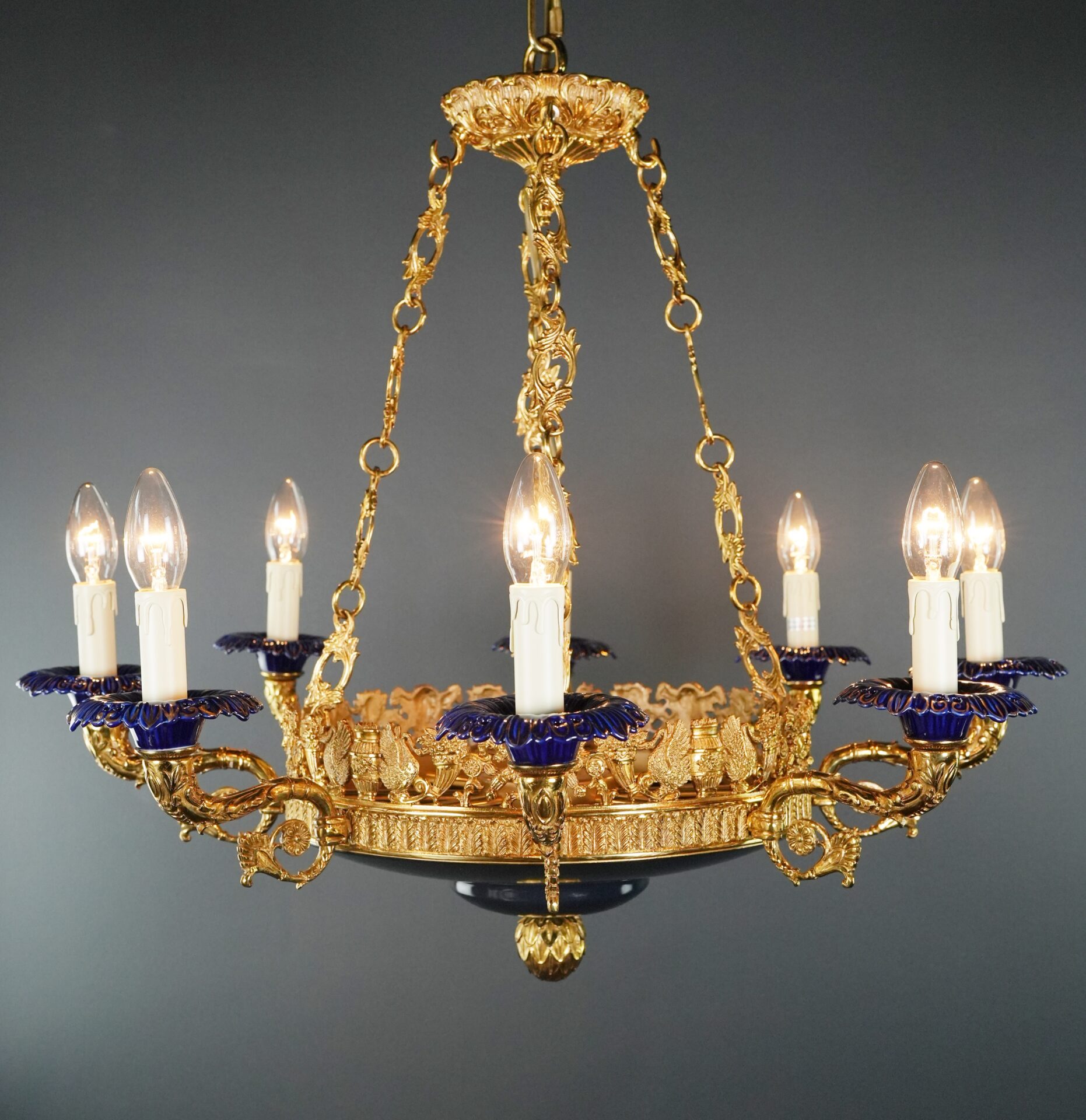 elegante beleuchtete antike kronleuchter im wohnzimmer setting