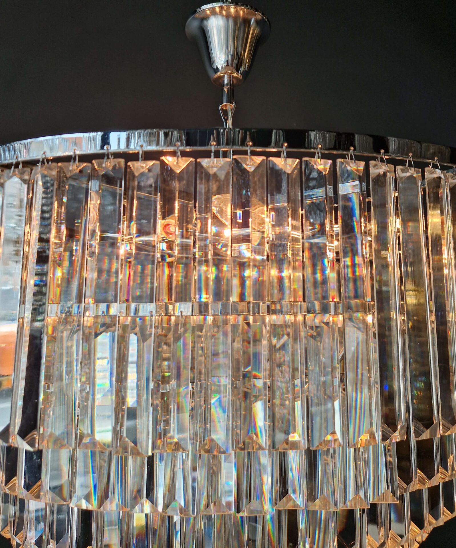 detailaufnahme glasstruktur einer postmodernen deckenleuchte xxl