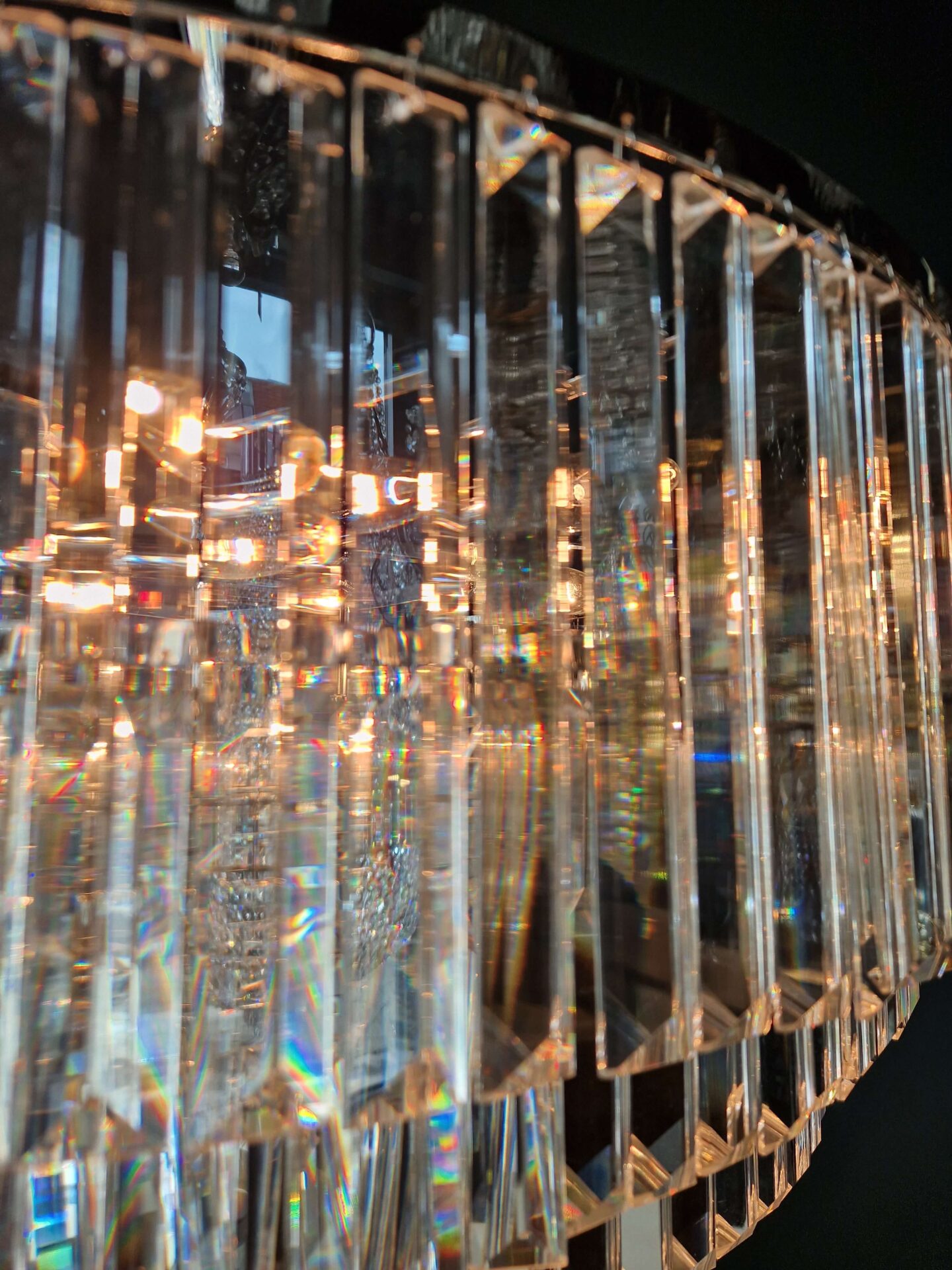 seitenansicht postmoderne deckenleuchte xxl mit eleganter form