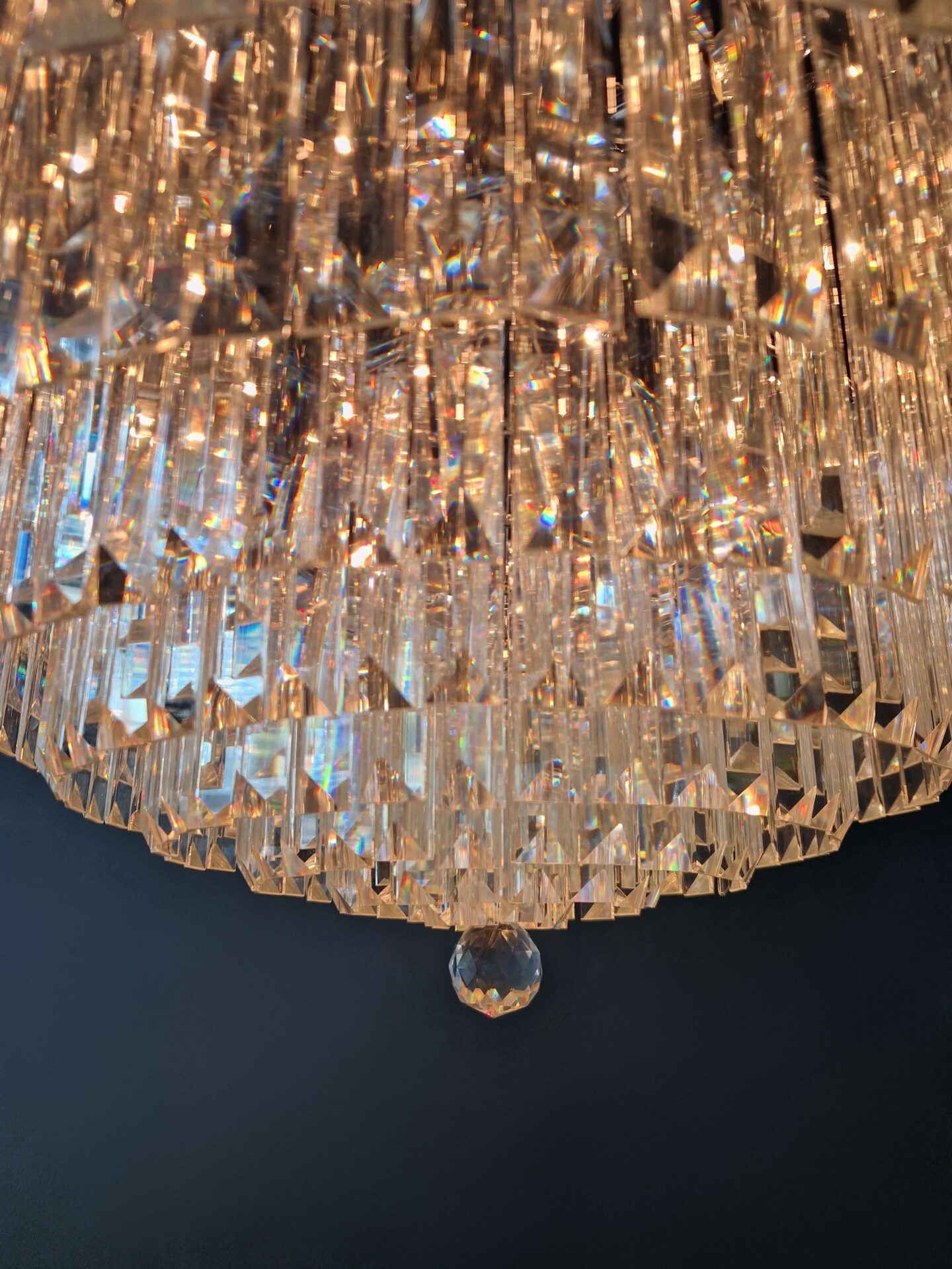 deckenleuchte xxl in moderner villa interieur inszeniert