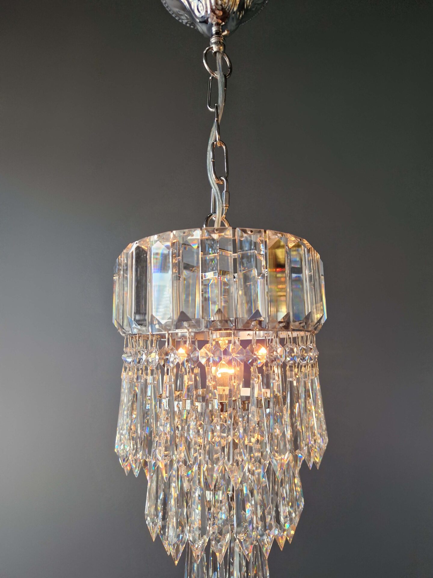 kleine deckenleuchte silber stilvoll im interieur fotografiert