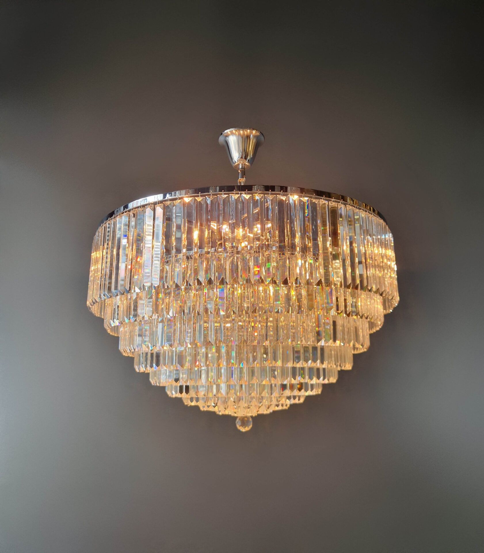 beleuchtete deckenleuchte xxl mit warmem licht im wohnraum