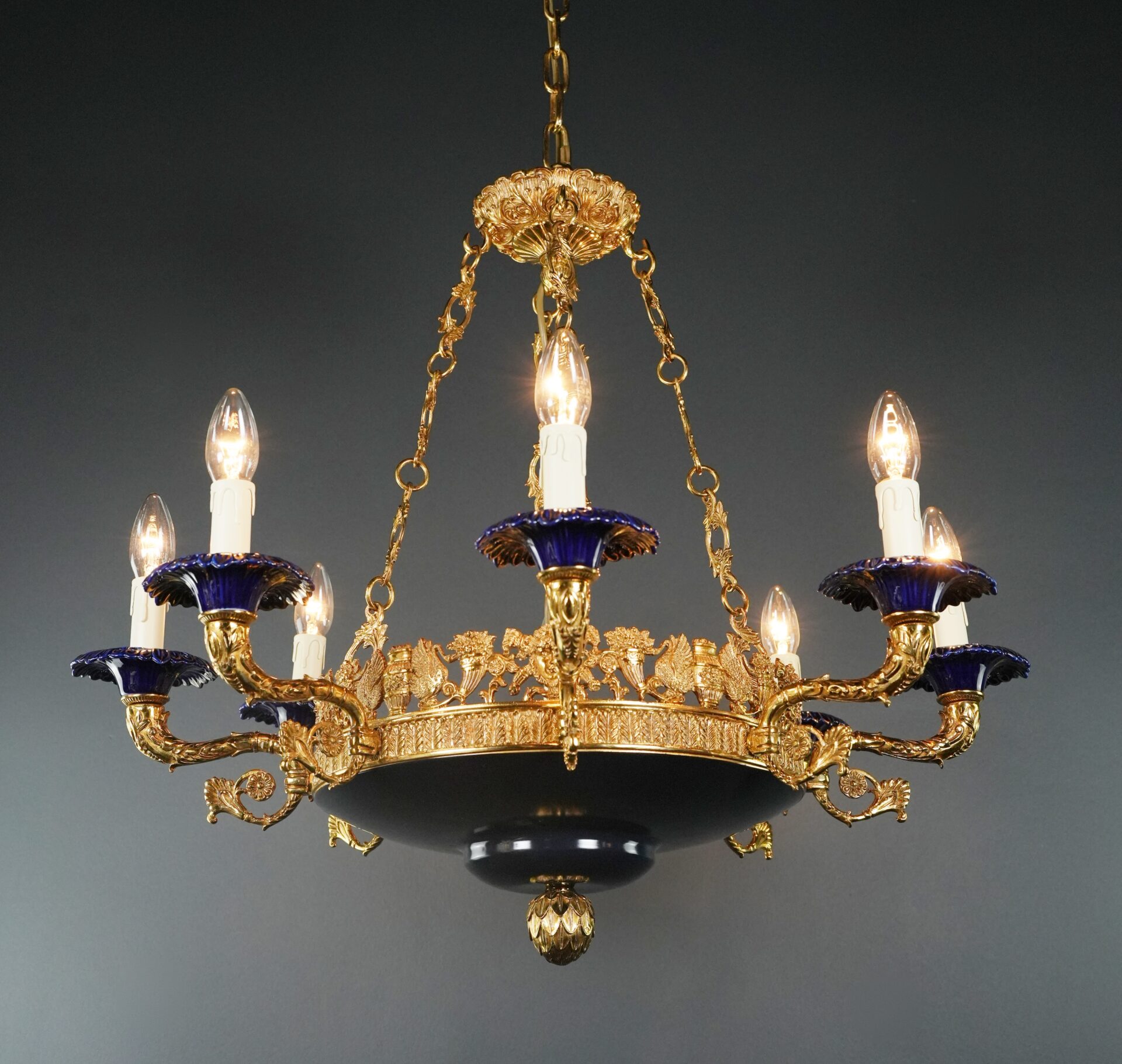 antiker kronleuchter elegant ins interieur integrie