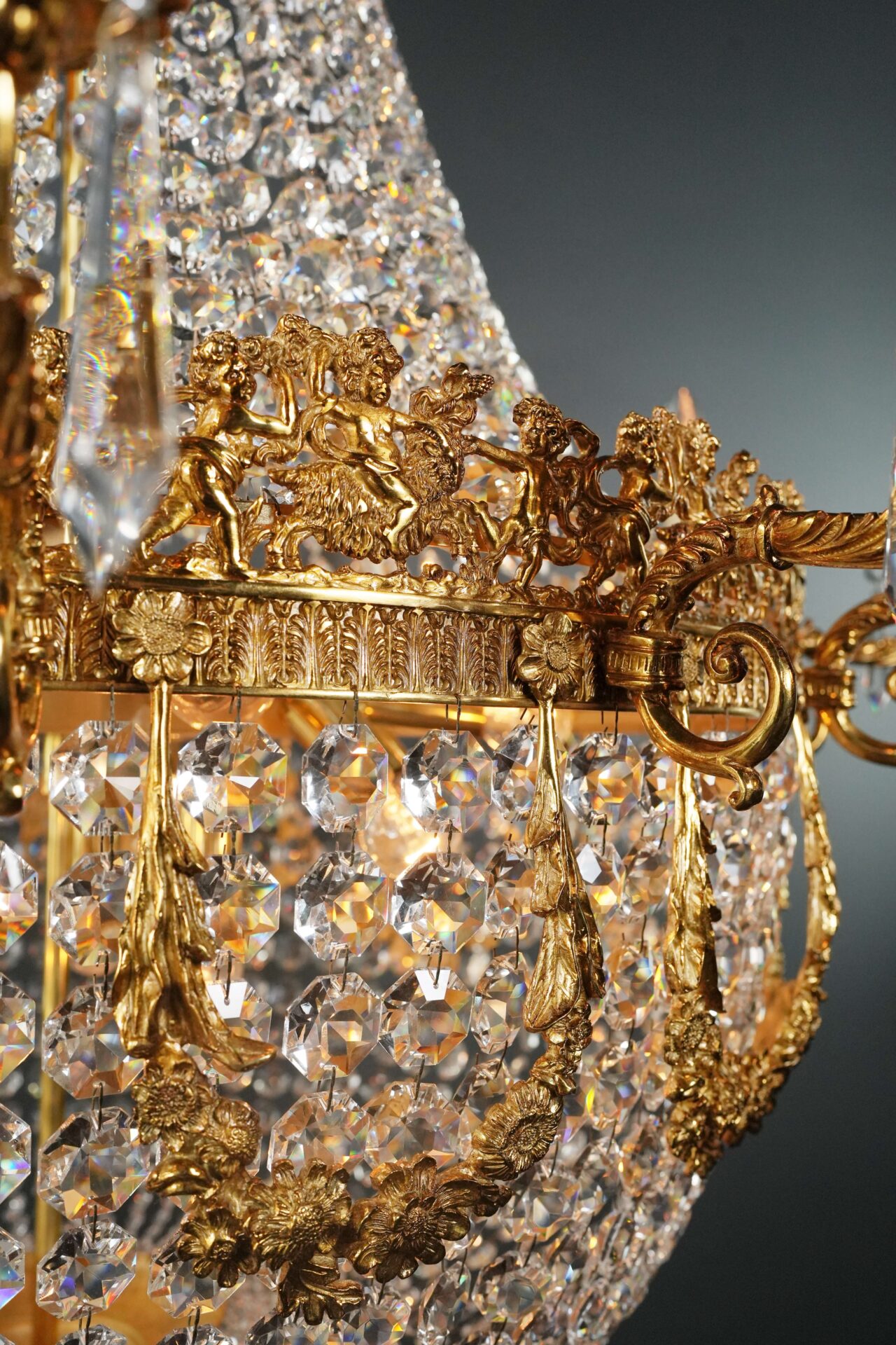 luxuriöser Empire Korbleuchter als Hausleuchte stilvoll