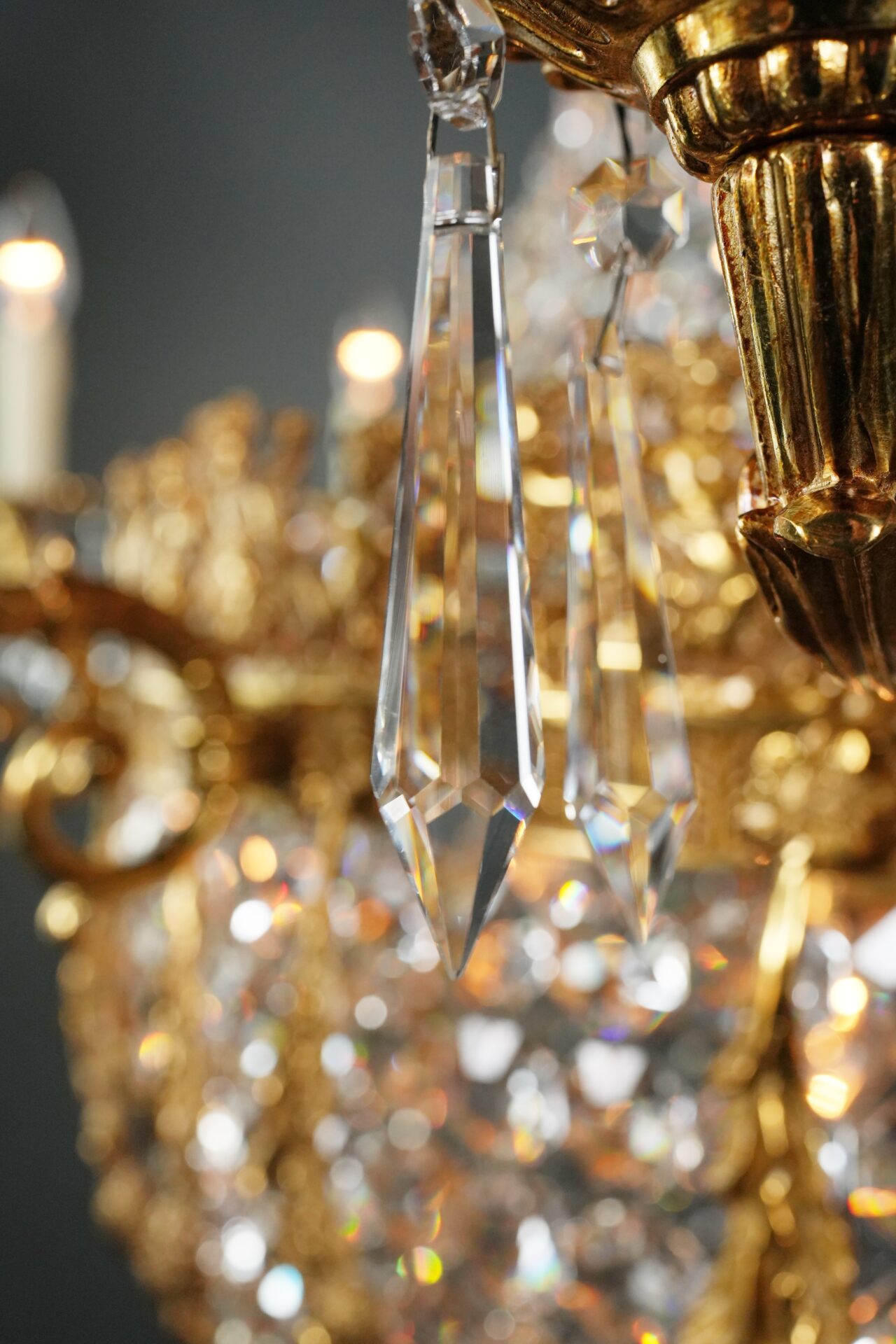 Nahaufnahme Kristallketten eines Empire Korbleuchters hochwertig