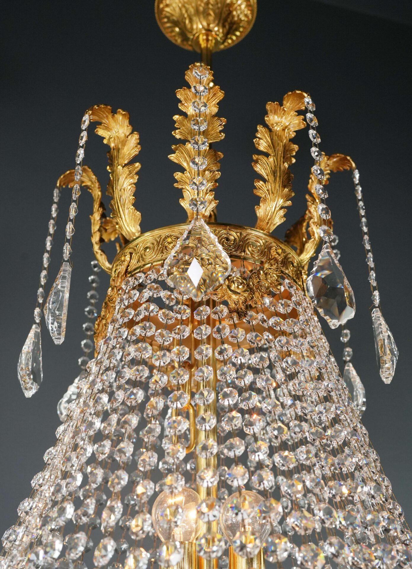 luxuriöses Wohnzimmerlichtobjekt Empire Korbleuchter Kristall