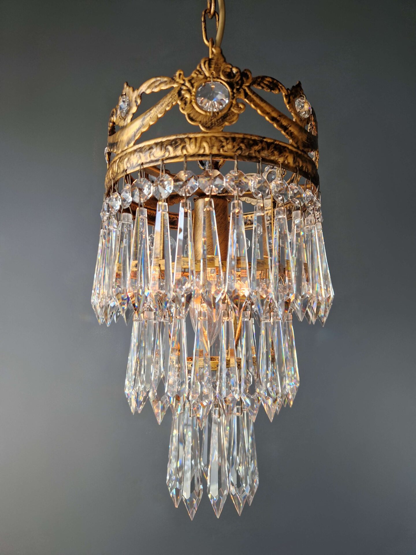 nahaufnahme der kristallprismen einer antiken deckenleuchte