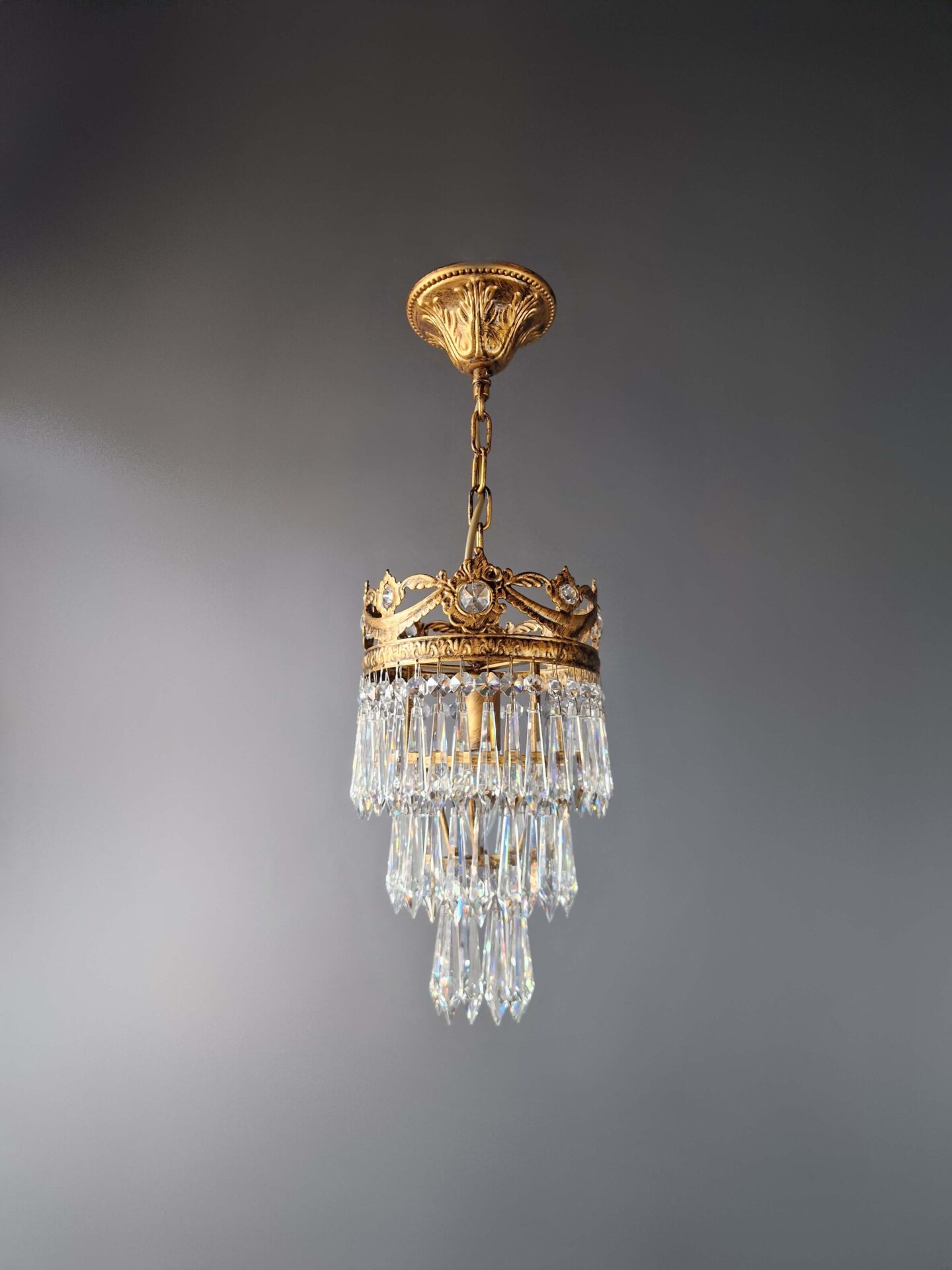 detail kristallprismen und messingornament kleine deckenleuchte