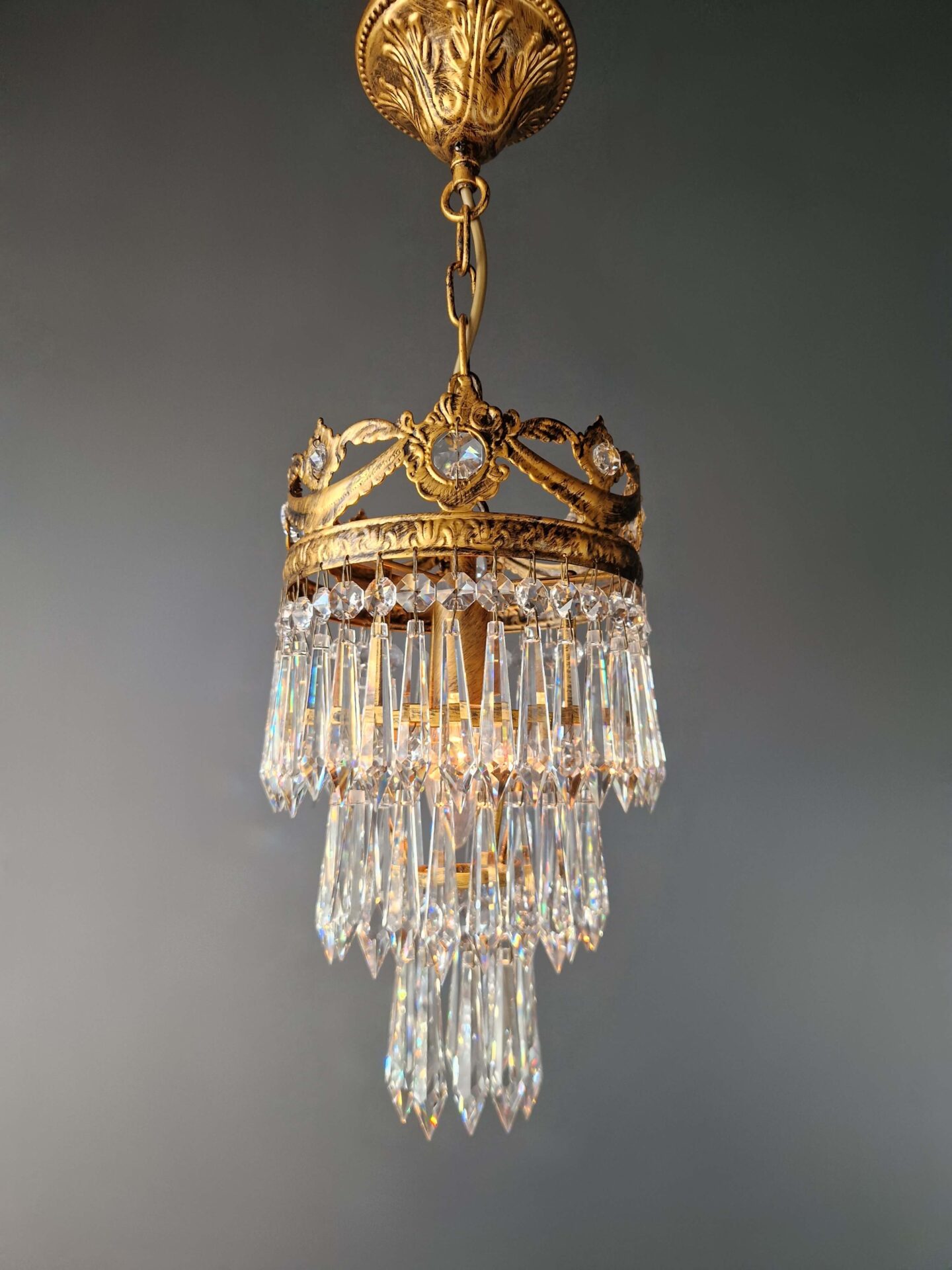 kleine deckenleuchte antik stil im showroom berlin präsentiert