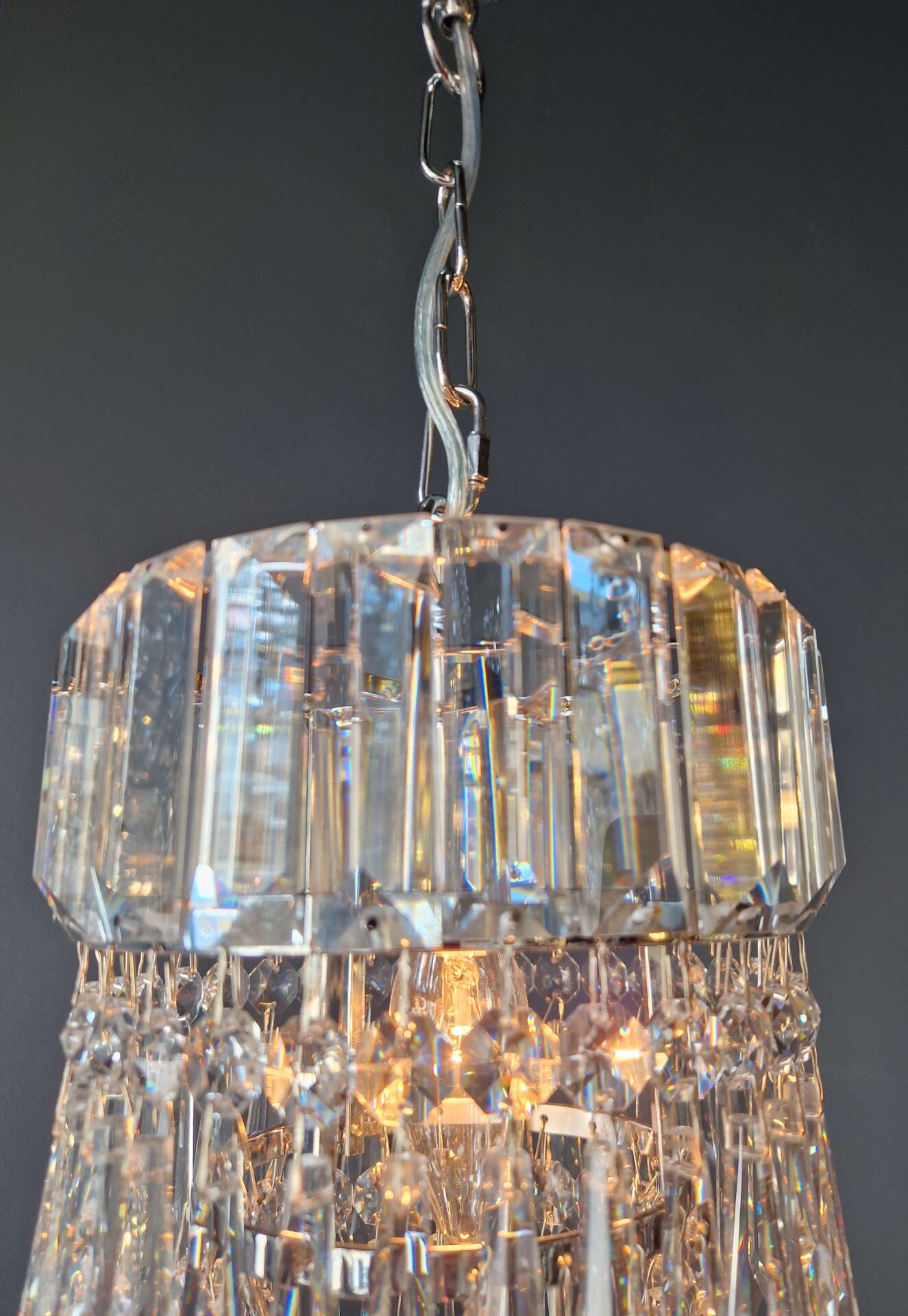 kleine deckenleuchte silber auf neutralem hintergrund sichtbar