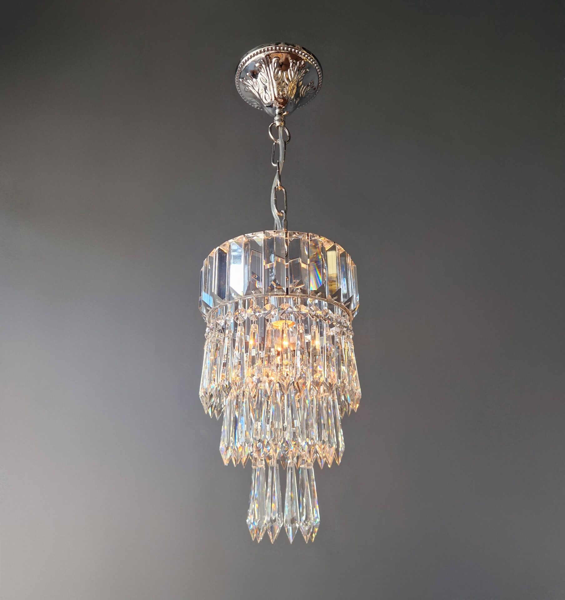 kleine deckenleuchte silber im showroom berlin präsentiert