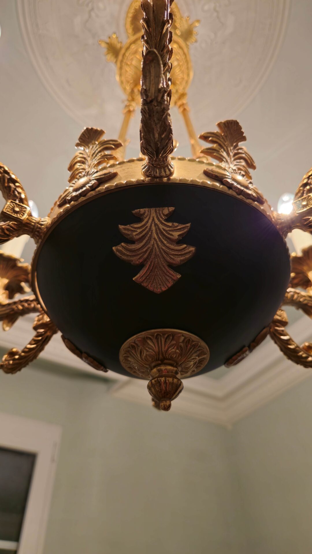 eleganter kleiner Empire Kronleuchter stilvoll beleuchtet