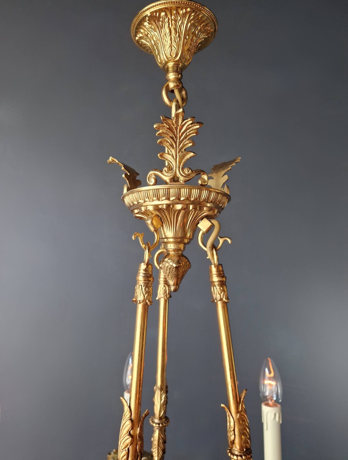 Nahaufnahme Kristallketten eines kleinen Empire Kronleuchters hochwertig