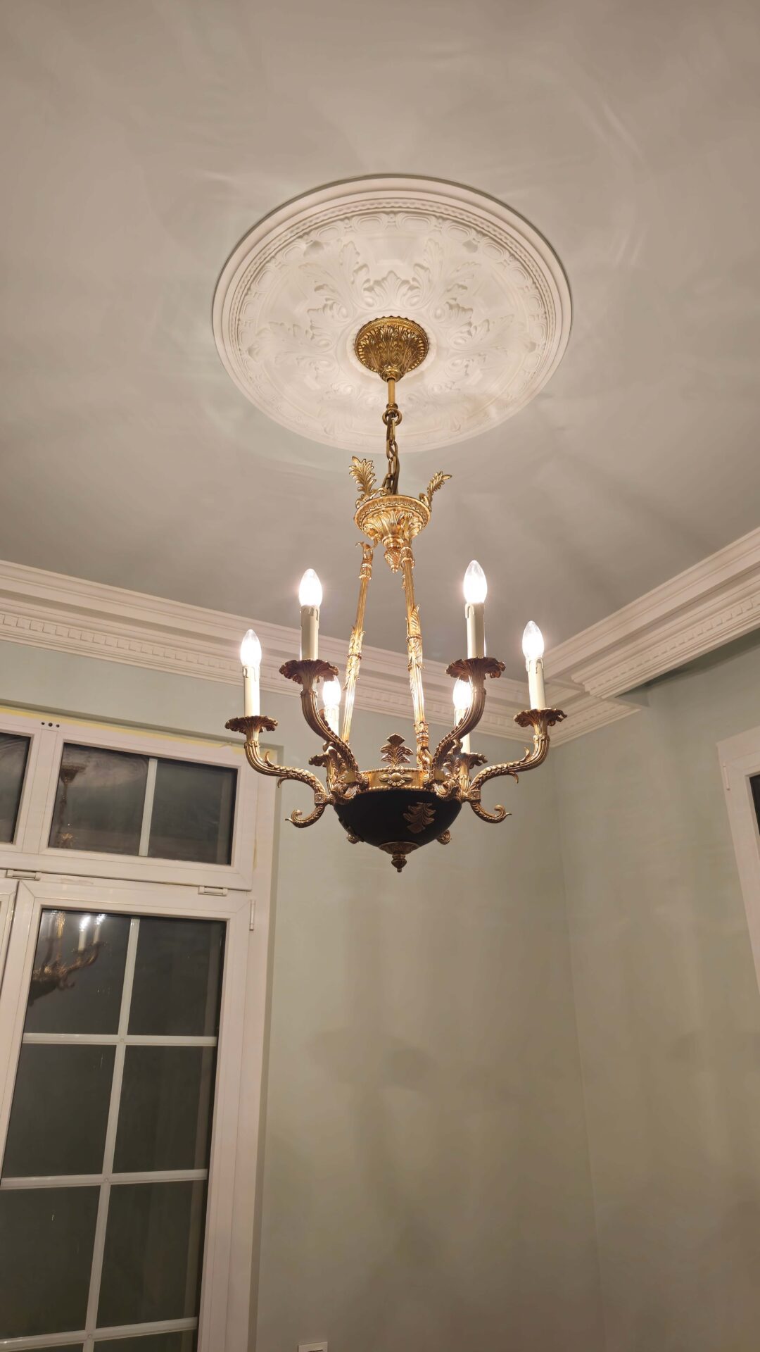 kompletter kleiner Empire Kronleuchter im Showroom präsentiert