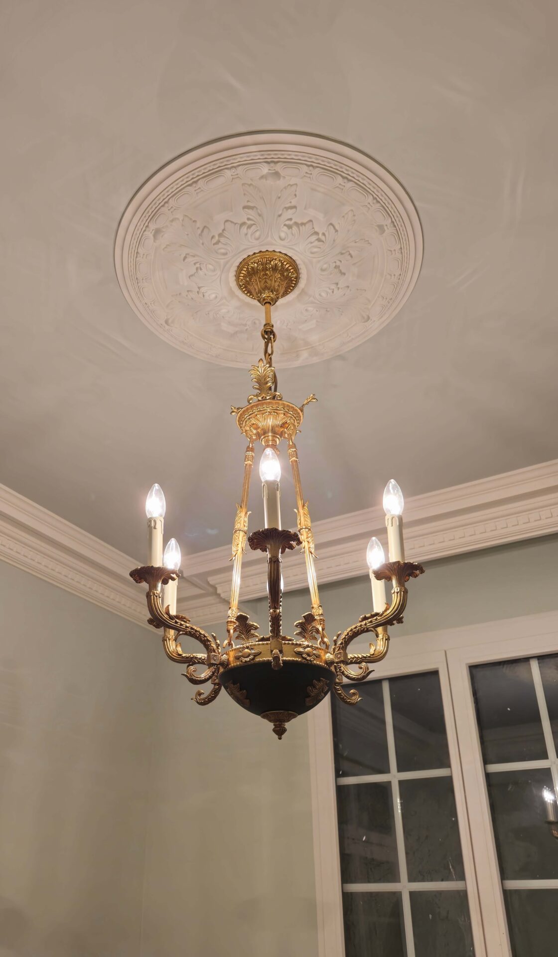 Detailaufnahme Messingarm und Kristallteile eines kleinen Empire Kronleuchters