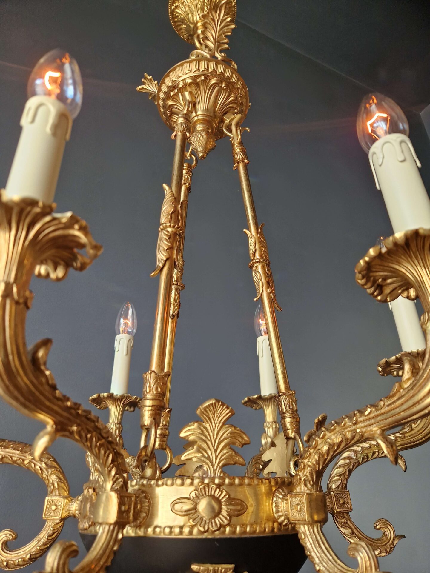 feines Messingornament und Kristallverzierungen kleines Modell