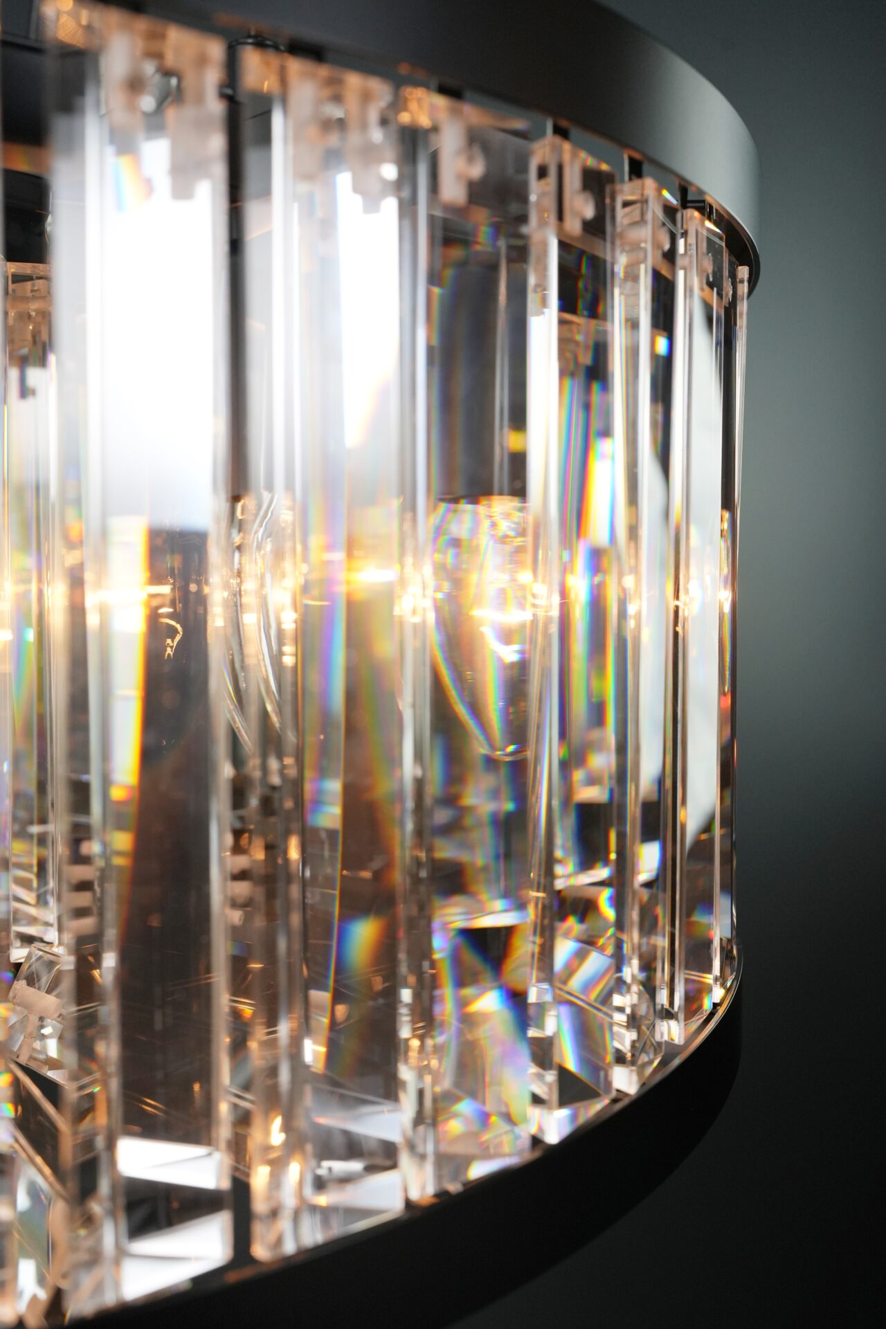 seitenansicht schwarze kristall ring lampe minimalistisch design