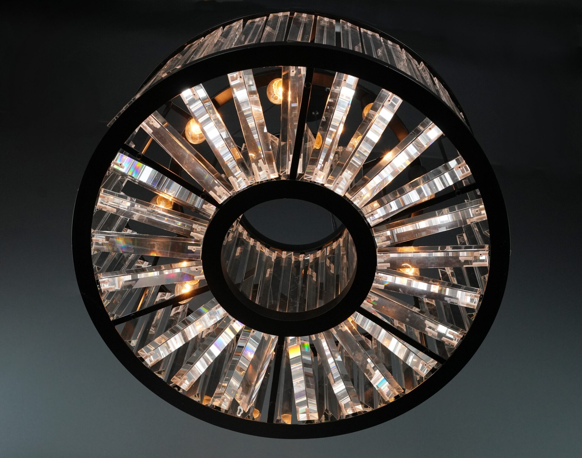 schwarze kristall ring lampe im modernen interieur beleuchtet