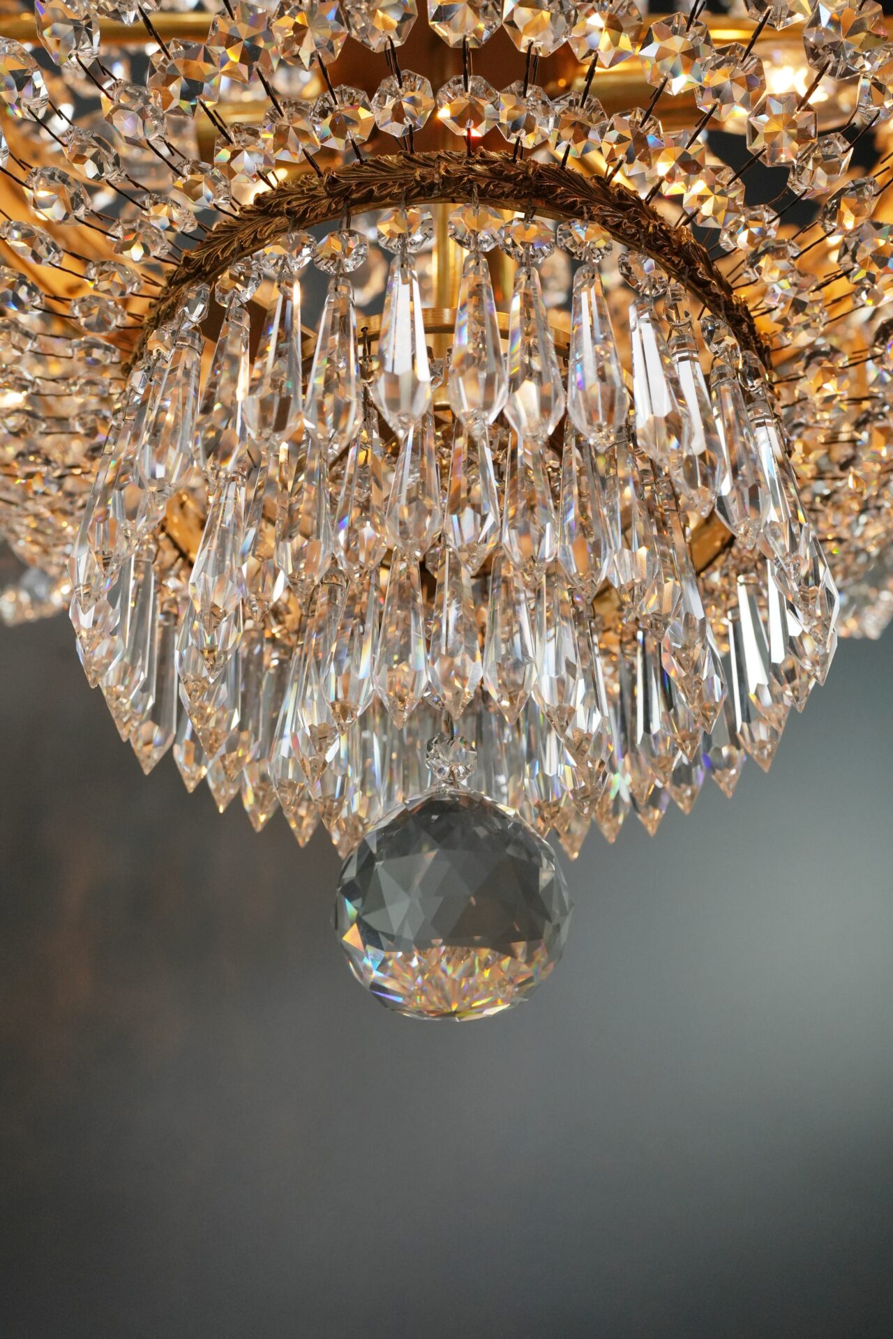 beleuchteter kristall kronleuchter im wohnraum