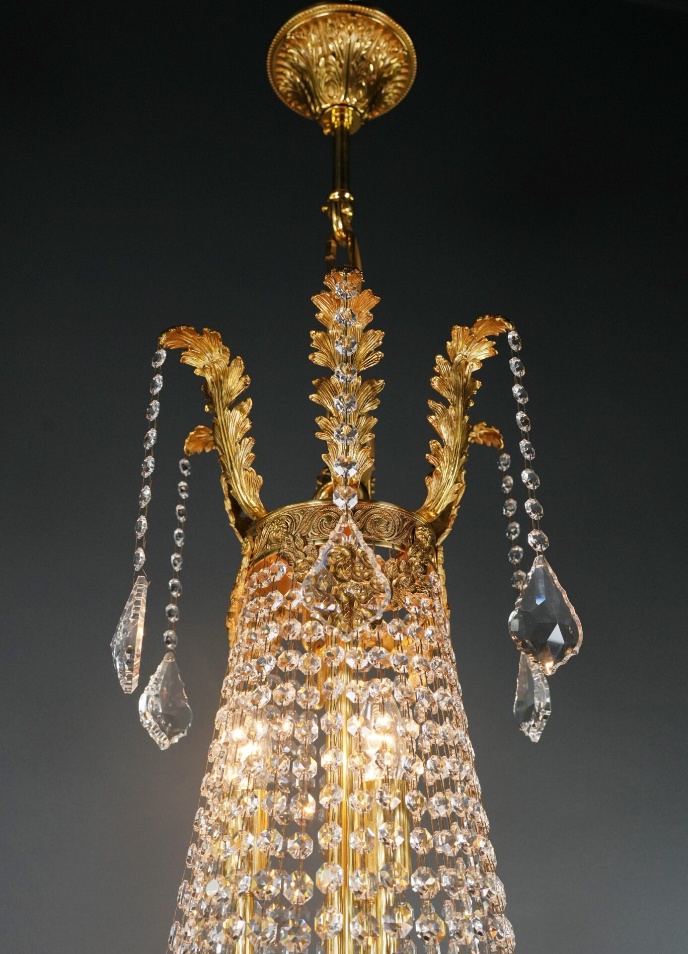 obenansicht glasarme eines kristall kronleuchters