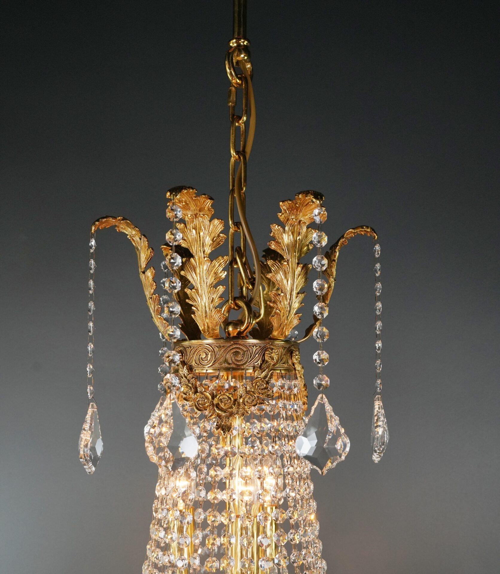 showrom inszenierung kristall kronleuchter beleuchtet