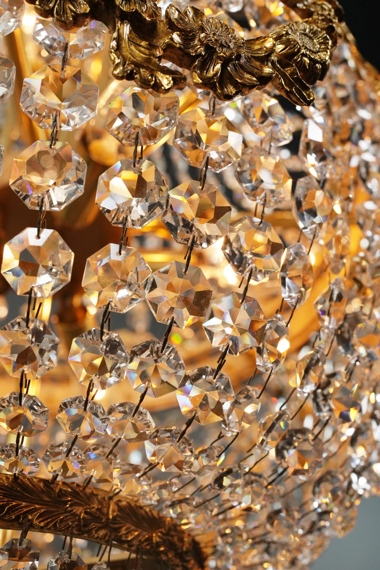 nahaufnahme kristallprismen eines kronleuchters
