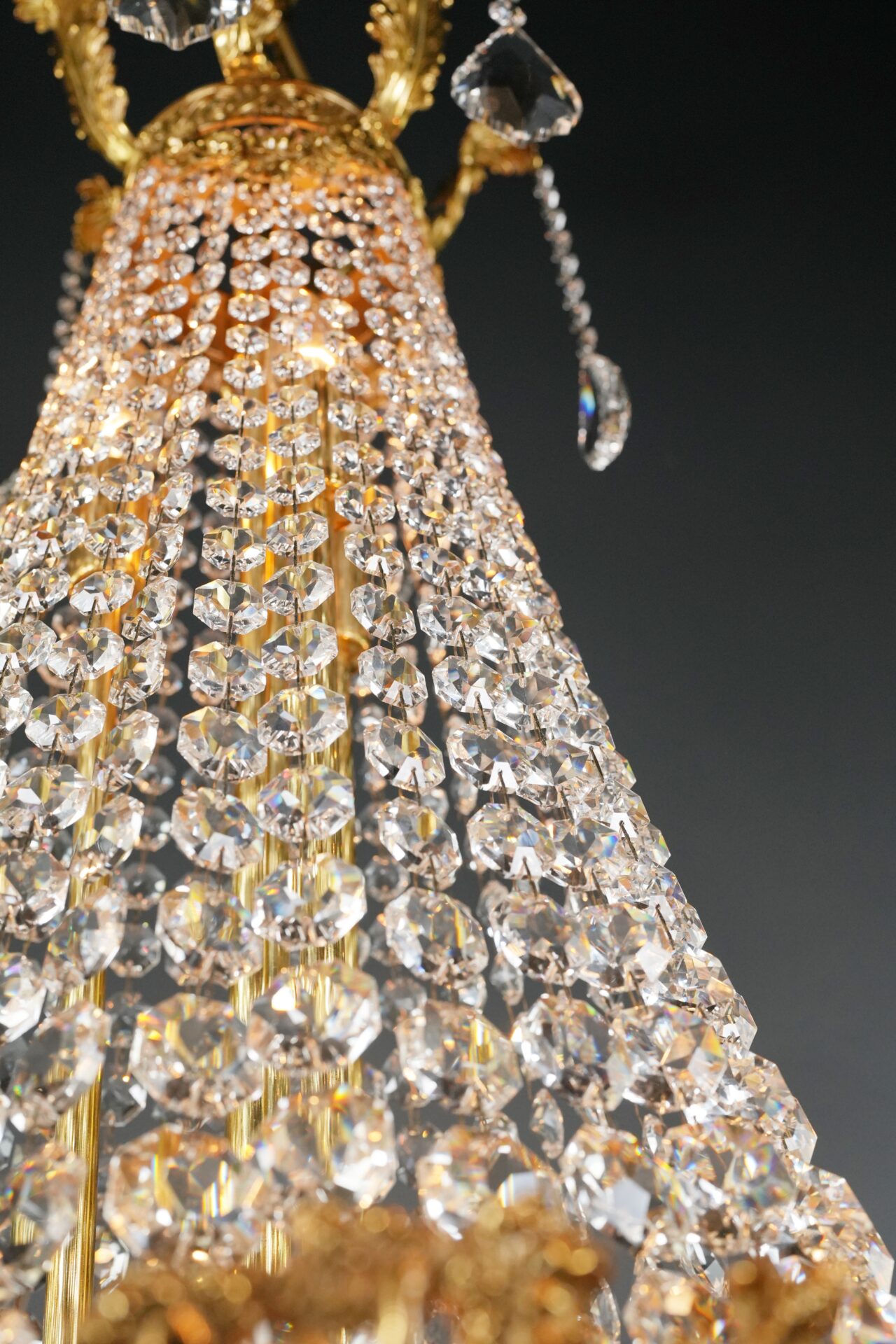 klassischer kristall kronleuchter Gold Messing look detail