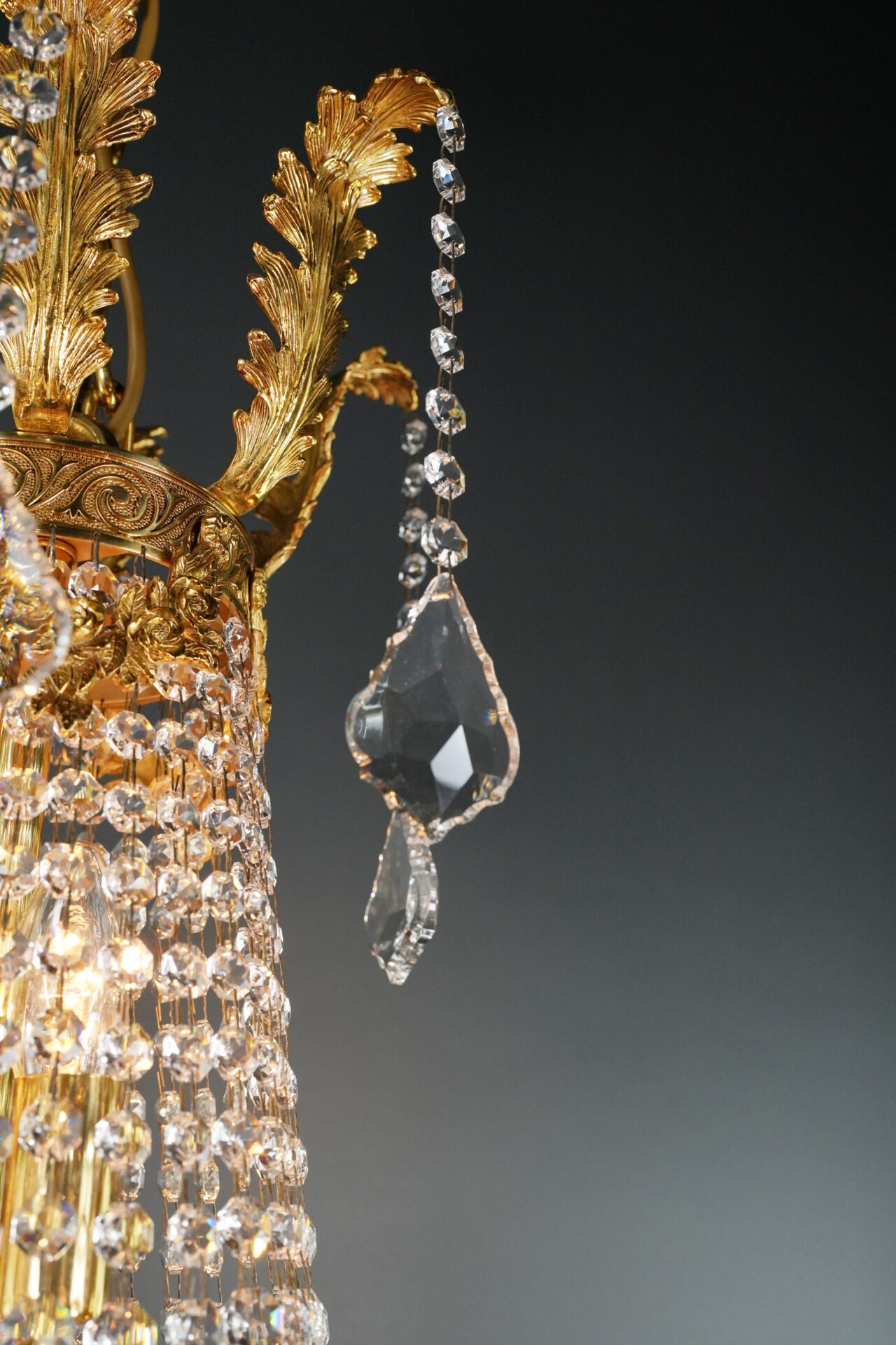 kristallketten eines kronleuchters nahaufnahme