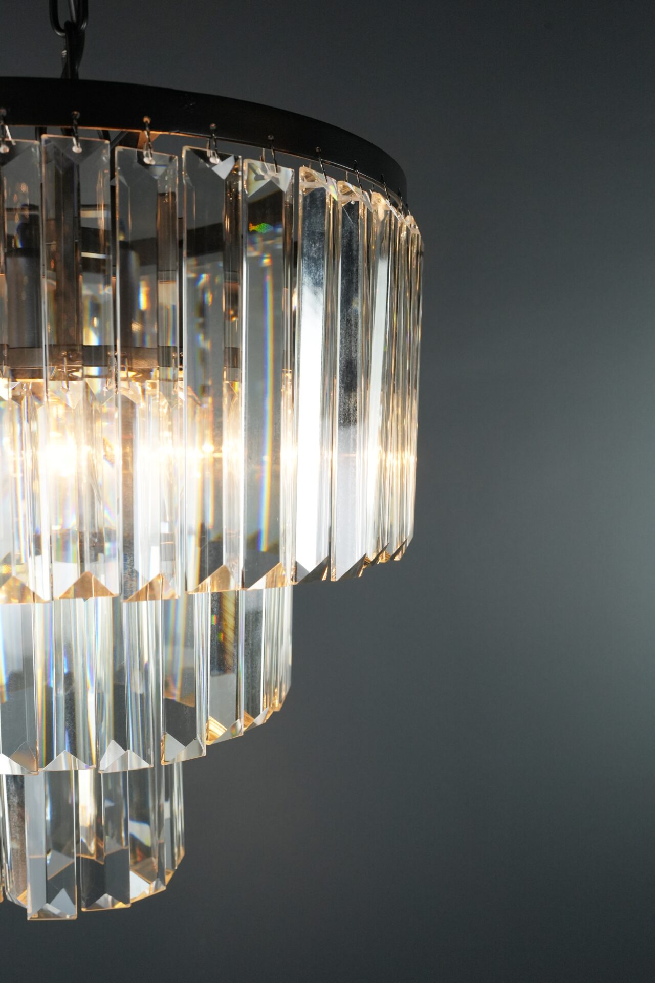 kristallreflexion schwarzer leuchter abendbeleuchtung